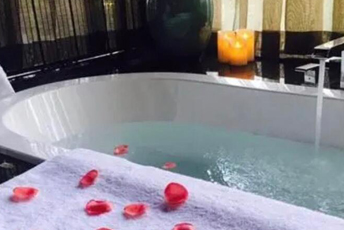 南京玄武区水疗池中的失重冥想：当身体学会漂浮